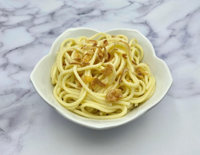 Side Spaghetti Mixed with Fried Red Onion.