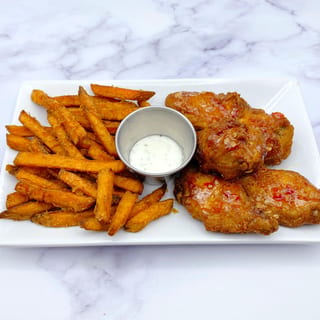 Sriracha Chili Wings (5 pcs) & Sweet Potato Fries