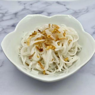 Side Rice Noodles Mixed with Fried Red Onion